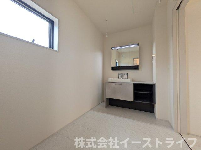 【新築戸建】　いわき市勿来町窪田町通1丁目第1　長期優良住宅の脱衣所|1号棟写真　広い洗面室が魅力です！洗濯機の他に乾燥機も設置できるスペースがあります！