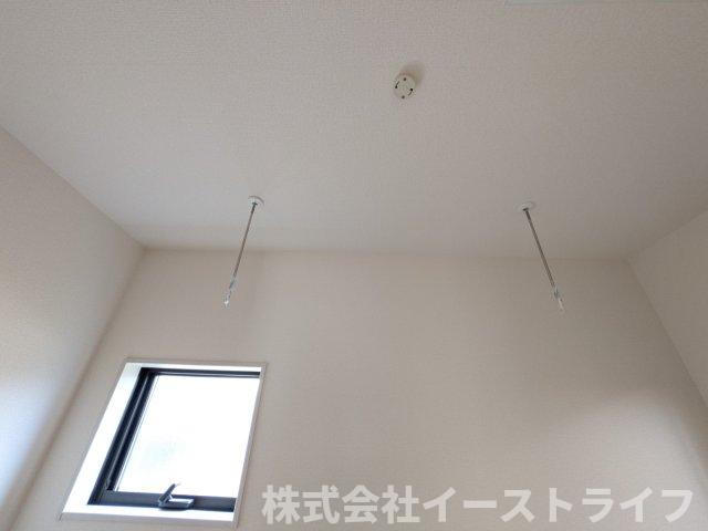 【新築戸建】　(予約あり)　いわき市勿来町窪田町通1丁目第1　長期優良住宅の脱衣所|1号棟写真　洗面室には物干しバーが付いています