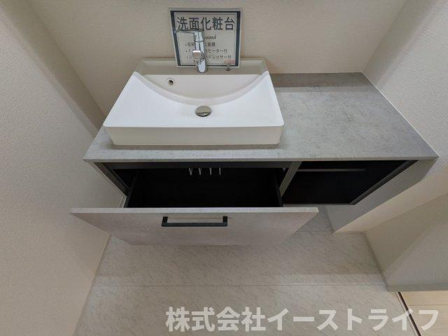 【新築戸建】　いわき市勿来町窪田町通1丁目第1　長期優良住宅の収納|同社施工写真　洋服はもちろん、お子様との思い出もたっぷりしまえるウォークインクローゼットはとても便利です