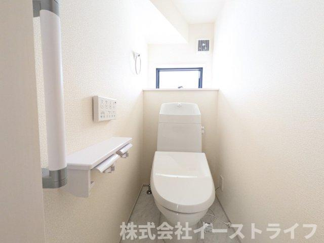 【新築戸建】　いわき市勿来町窪田町通1丁目第1　長期優良住宅のトイレ|1号棟写真　白を基調とした、シンプルながらも落ち着くデザインです。洗浄機付き温水便座で機能性もばっちりです！1階と2階に完備されているので、朝の忙しい時間帯に困ることはありません。
