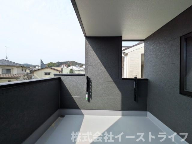 【新築戸建】　いわき市勿来町窪田町通1丁目第1　長期優良住宅のバルコニー|同社施工写真　インナーバルコニーは広々としていてお洗濯が楽ちんです。また日当たりを好む植物を育てるにはぴったりの空間なので、ガーデニングの場としても楽しむことができます