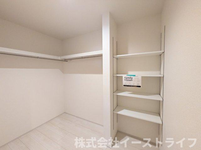 【新築戸建】　(予約あり)　いわき市勿来町窪田町通1丁目第1　長期優良住宅の収納|1号棟写真　1階にファミリークローゼットが設置されており、洗濯物を各部屋に持って行く手間が減り、家事や身支度の時間が短くなるため、子育て世帯にとても人気があります。