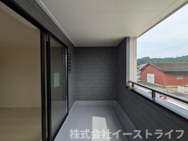 【新築戸建】　いわき市勿来町窪田町通1丁目第1　長期優良住宅のバルコニー|1号棟写真　インナーバルコニーは広々としていてお洗濯が楽ちんです。また日当たりを好む植物を育てるにはぴったりの空間なので、ガーデニングの場としても楽しむことができます