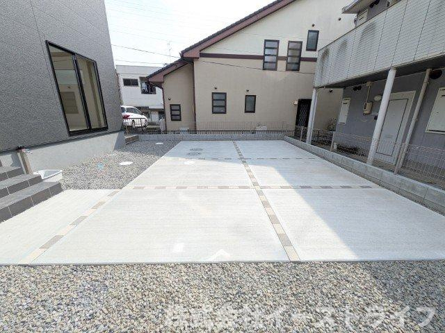 【新築戸建】　いわき市勿来町窪田町通1丁目第1　長期優良住宅の駐車場|同社施工写真　カースペースです。3台駐車可能（車種による）