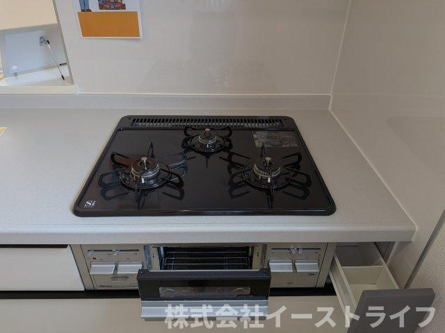 【新築戸建】　いわき市勿来町窪田町通1丁目第1　長期優良住宅のキッチン|1号棟写真　3口ガス台には魚焼きグリル、調味料入れが付いていて使い勝手◎
