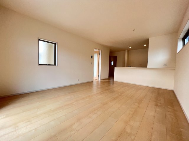 【新築戸建】　いわき市勿来町窪田町通1丁目第1　長期優良住宅の居間・リビング|同社施工写真　一日の中で多くの時間を過すことになるリビングだからこそ、いつも穏やかな空間であることが必然。爽やかな通風と採光を存分に感じる事が出来る空間です。