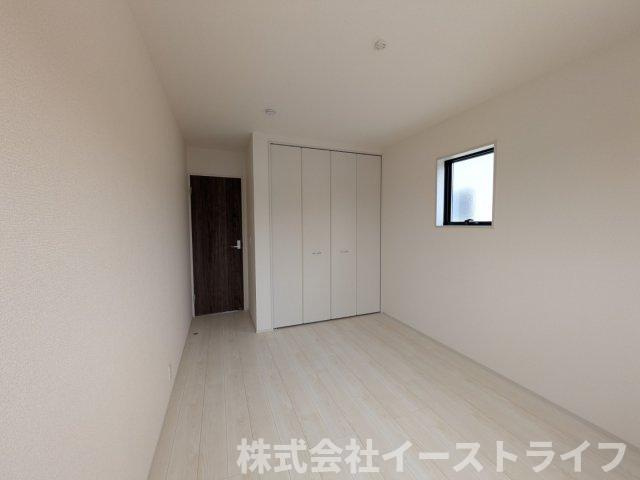【新築戸建】　いわき市勿来町窪田町通1丁目第1　長期優良住宅の洋室|同社施工写真　フローリングのお部屋は耐久性があり傷がつきにくいので、一般的な使用ではメンテナンスはあまり必要ありません。また、汚れたらさっと拭き取るだけで、キレイな状態を保つことができます。