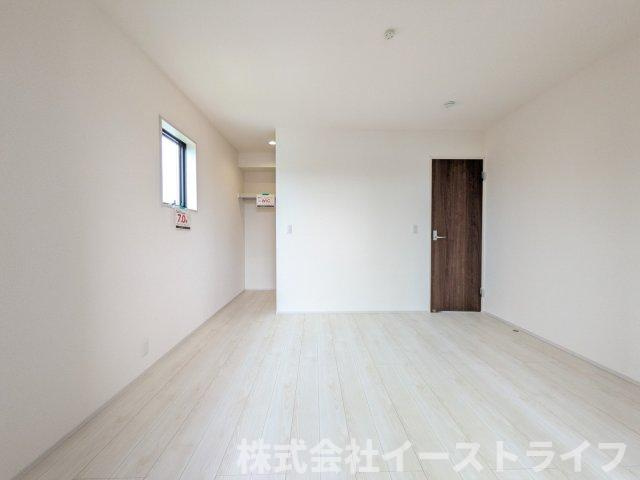 【新築戸建】　いわき市勿来町窪田町通1丁目第1　長期優良住宅の寝室|同社施工写真　窓から日が差し込む明るい洋室。シンプルな造りなので配置するインテリア次第でお好きなお部屋の雰囲気に変えられます。