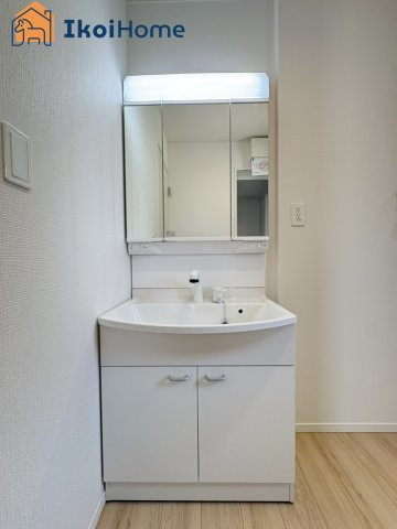 神戸市西区伊川谷町有瀬第7　3号棟　新築戸建の洗面所|【ホームページに現地動画掲載中】●年中無休：当日予約可●お化粧等に便利な３面鏡。ハンドシャワー水栓付