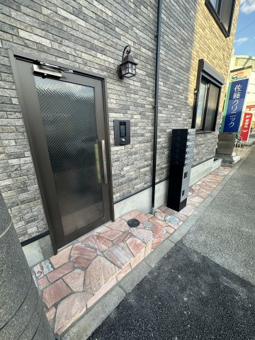 茅ヶ崎市小和田３丁目のアパートのエントランス