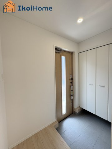 神戸市西区伊川谷町有瀬第7　4号棟　新築戸建の玄関|【ホームページに現地動画掲載中】●年中無休：当日予約可●玄関には大きなシューズボックスが完備♪