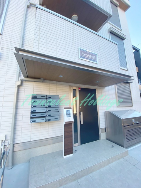 藤沢市鵠沼花沢町のアパートのエントランス