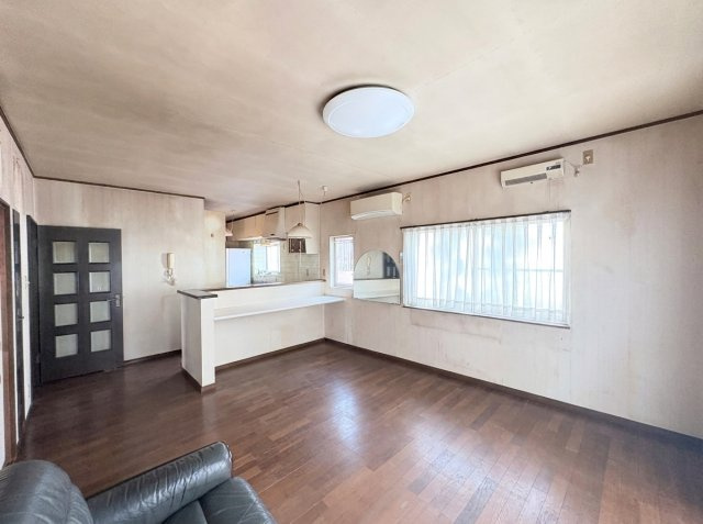【居間・リビング】 | 深谷市東方　中古戸建 | ※掲載写真は一部AI画像加工により、家具・家財等を削除しております。