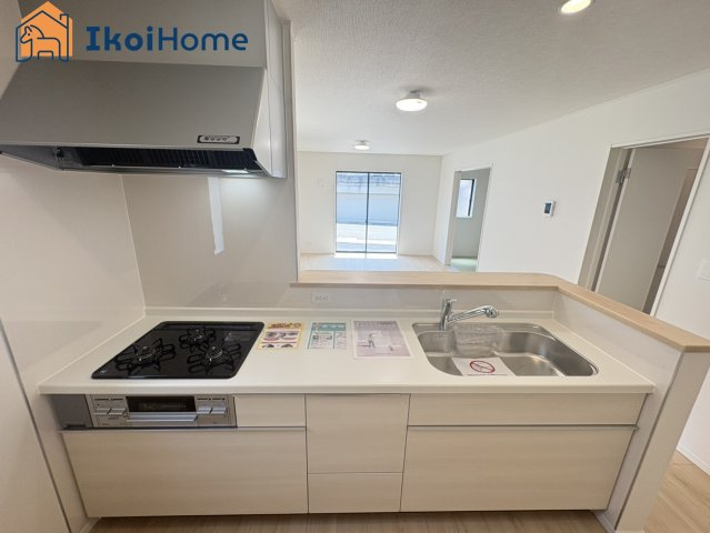 神戸市西区伊川谷町有瀬第7　5号棟　新築戸建のキッチン|【ホームページに現地動画掲載中】●年中無休：当日予約可●人気の対面式のキッチンで明るく使いやすです！