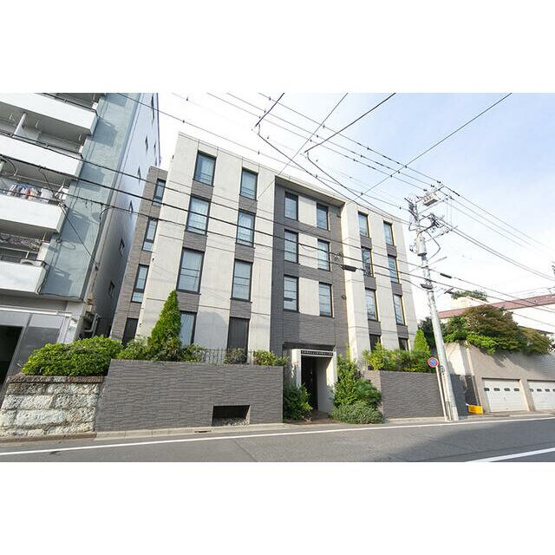 【外観】 | EMBELLIR中野富士見町 | 鉄筋コンクリート造のがっちりとした建物。