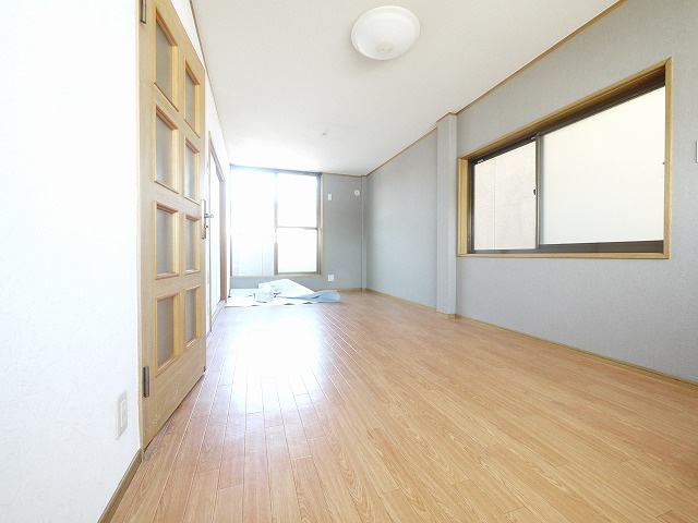 天理市田町戸建の洋室
