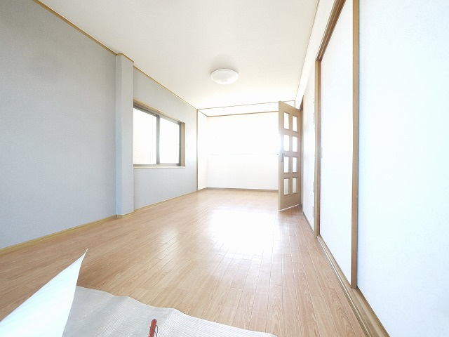 天理市田町戸建の洋室