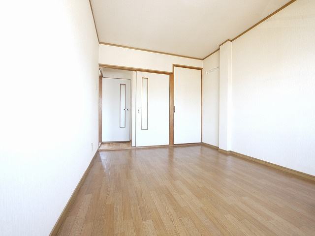 天理市田町戸建の洋室