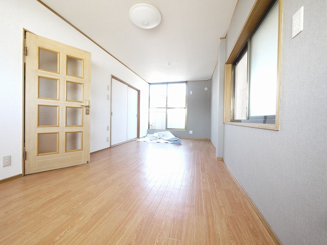 天理市田町戸建の洋室