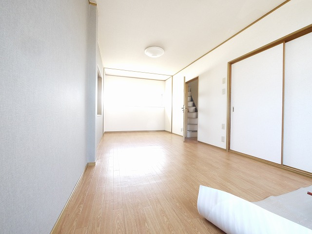天理市田町戸建の洋室