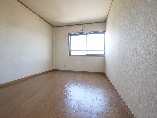 天理市田町戸建の洋室