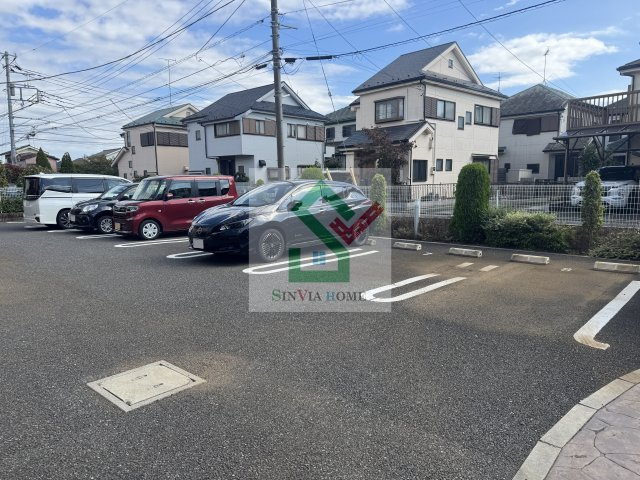 エレガンス3の駐車場