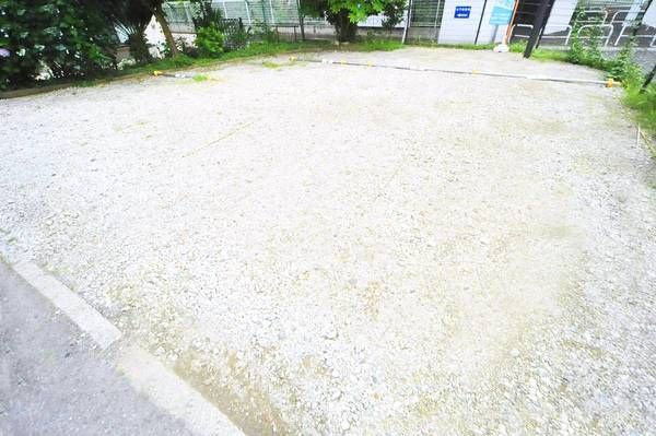 ビレッジハウス常盤台１号棟の駐車場