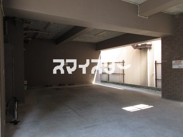 八王子市大和田町３丁目の賃貸マンションの駐車場