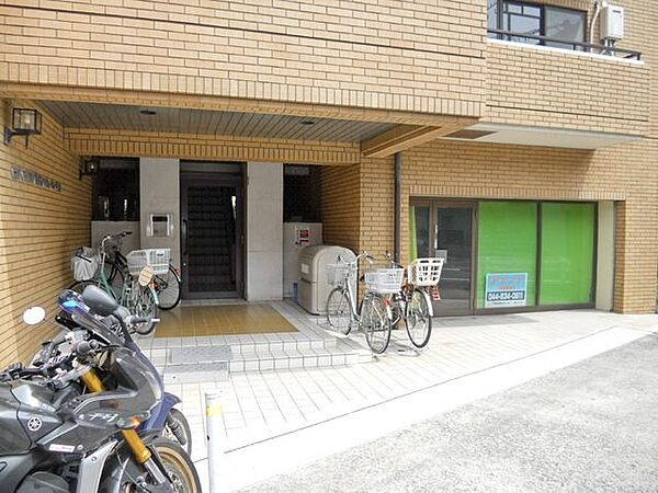 川崎市多摩区登戸新町の賃貸マンションのエントランス