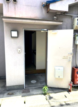太秦多藪町住居付店舗のエントランス