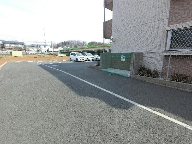 町田市小山町の賃貸マンションの駐車場