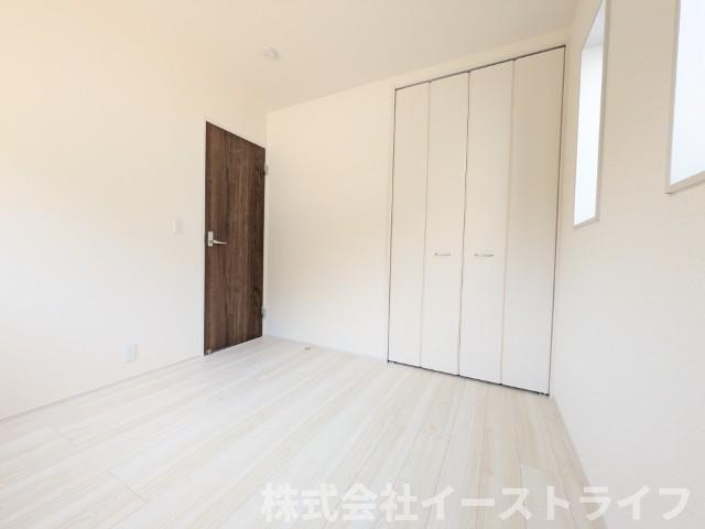 【新築戸建】　いわき市勿来町窪田町通1丁目第1　長期優良住宅の子供部屋|同社施工写真　家具などのインテリアともマッチしておしゃれ感が出しやすく、身の回りの整理がしやすいのも魅力な洋室です。