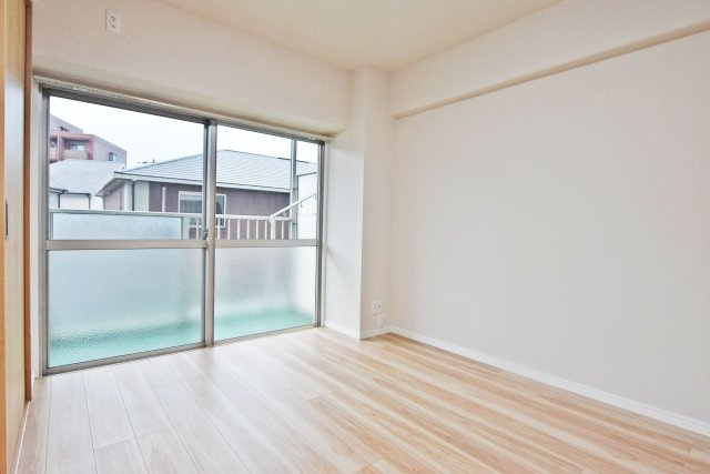 豊中緑ヶ丘サンハイツＢ棟の寝室|洋室約5.7帖
ベッドや収納家具を配置してもゆとりがあり、快適にお使いいただける居室です。