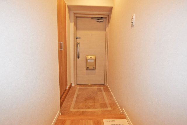 豊中緑ヶ丘サンハイツＢ棟の玄関|使い勝手の良い広さを確保した玄関は、靴の脱ぎ履きもスムーズに行えます。
