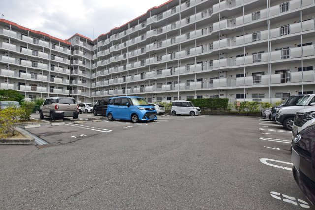 豊中緑ヶ丘サンハイツＢ棟の駐車場|敷地内駐車場を備えており、お車をお持ちの方も安心です。