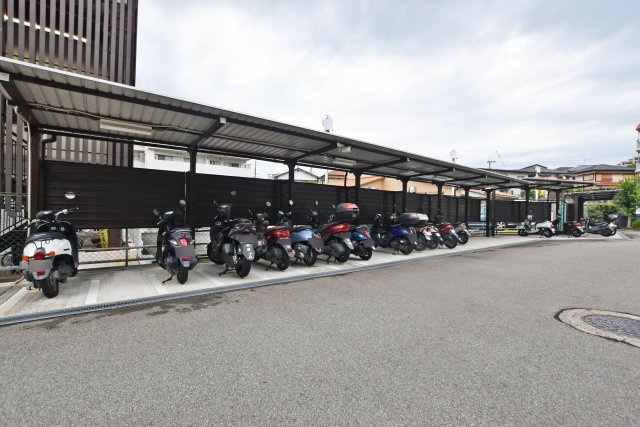 豊中緑ヶ丘サンハイツＢ棟のその他共用部分|敷地内にバイク置き場を備えています。通勤・通学やお買い物など、自転車を利用する機会が多い方にも便利な共用設備です。