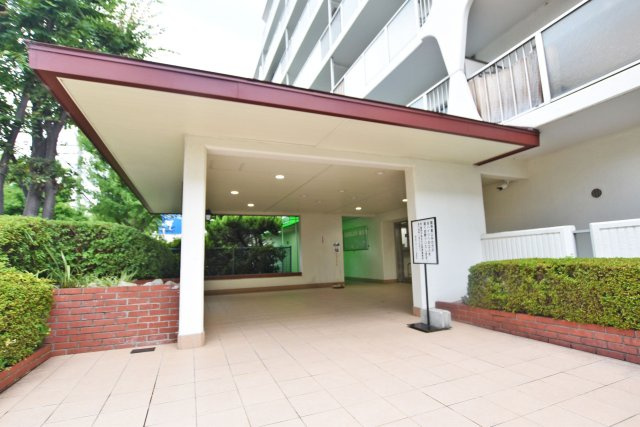 豊中緑ヶ丘サンハイツＢ棟の外観|近隣に小・中学校が揃っており、お子さまの毎日の通学も安心です。通学時間の負担を軽減できるため、子育て世帯にも嬉しい住環境です。