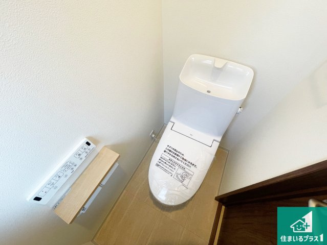 宝塚市清荒神　中古一戸建てのトイレ|1・2階の2ヶ所にあるので、朝の忙しい時間の順番待ちもなく、深夜の利用にも大変便利です。