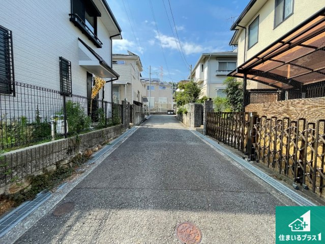 宝塚市清荒神　中古一戸建ての前面道路含む現地写真|車通りの少ない前面道路！お子様がいらっしゃるご家族でも安心！