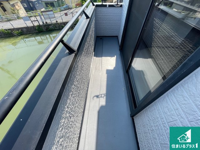 宝塚市清荒神　中古一戸建てのバルコニー|南側に面したバルコニーですので明るい日差しを取り込み洗濯物をしっかり乾かしてくれます。

