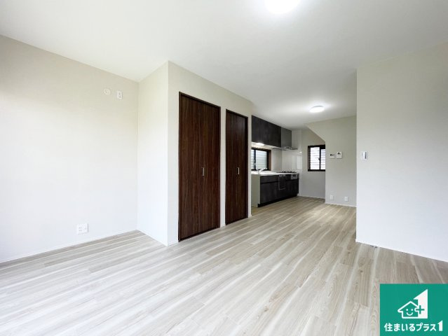 宝塚市清荒神　中古一戸建ての居間・リビング|シンプルなリビングは、観葉植物等のインテリアを楽しめますね！パパ好みにも、ママ好みにも家具次第で雰囲気を変えることができます！