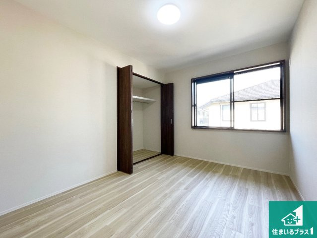 宝塚市清荒神　中古一戸建ての洋室|寝室は心地よい眠りについてもらいたくて、シンプルかつ開放的な空間な設計にしています！大きな窓から差し込む日が心地いいです♪