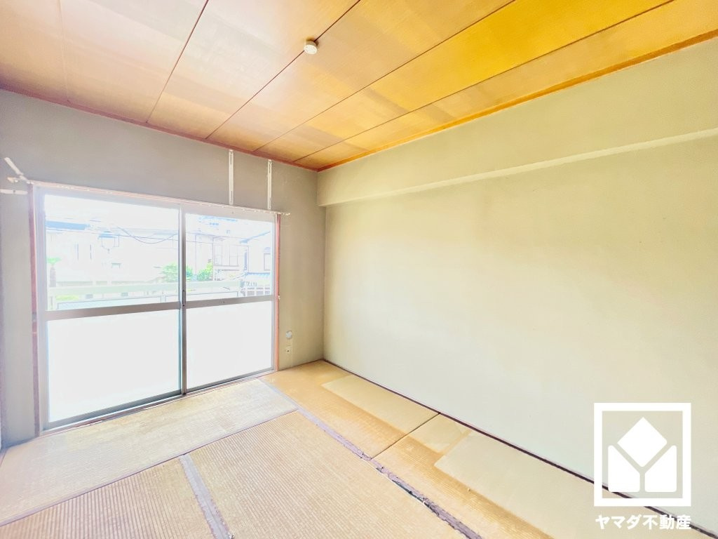 日商岩井甲陽園マンションの和室|LDKの南側部分です。現況和室となっておりますが、リビングへと間取り変更予定です。（リフォーム前の写真です）