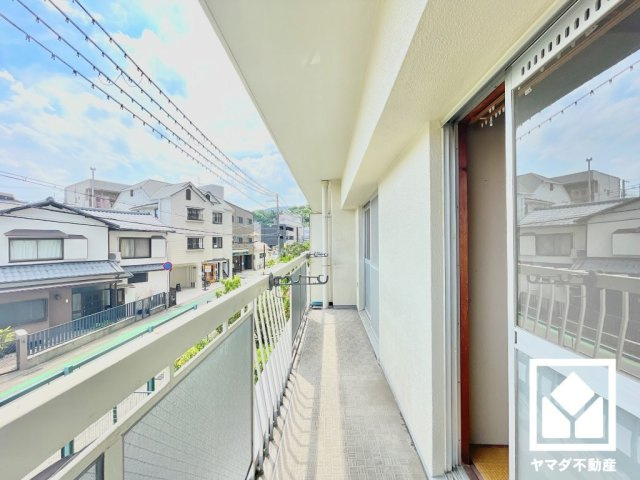 日商岩井甲陽園マンションのバルコニー|南向きバルコニーで陽当たり、風通し良好。たっぷりの洗濯物も気持ちよく乾きます。（リフォーム前の写真です）