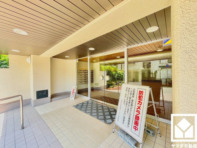 日商岩井甲陽園マンションのエントランス|広々とした明るいエントランス。定期的な清掃・管理体制が整っており、帰宅時や来客時にも気持ちの良い空間です。防犯カメラが設置されておりセキュリティにも配慮されています。