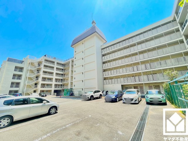 日商岩井甲陽園マンションの駐車場|敷地内に駐車場を設置（月額12000円）。重い荷物や雨の日の移動もスムーズで、快適なカーライフを実現。空き状況は弊社スタッフまでお気軽にお問い合わせください。