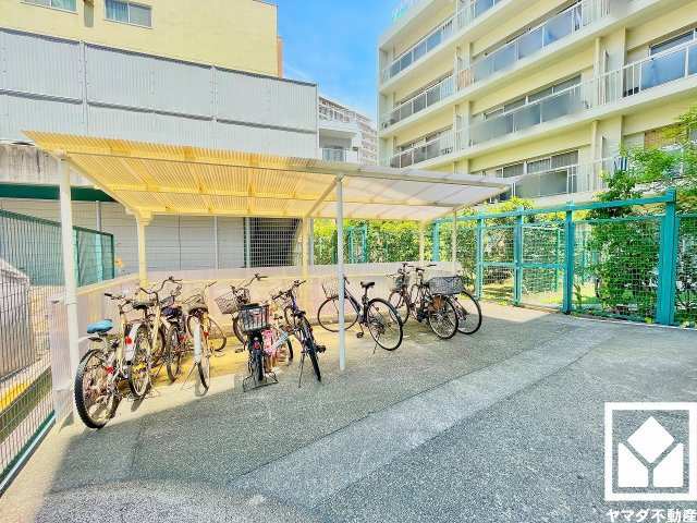 日商岩井甲陽園マンションの駐輪場|屋内駐輪場なので、雨や日差しの影響を受けにくく、大切な自転車の保管にも便利です。