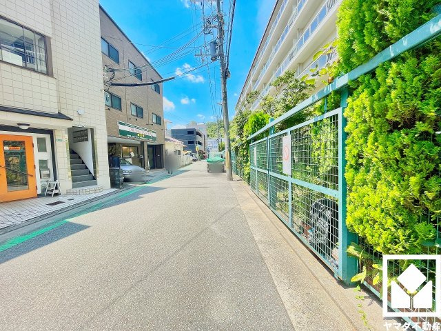 日商岩井甲陽園マンションの周辺|複数基のエレベーターを設置。ゆとりある共用設計で、快適な住まいへのアクセスをスムーズに。