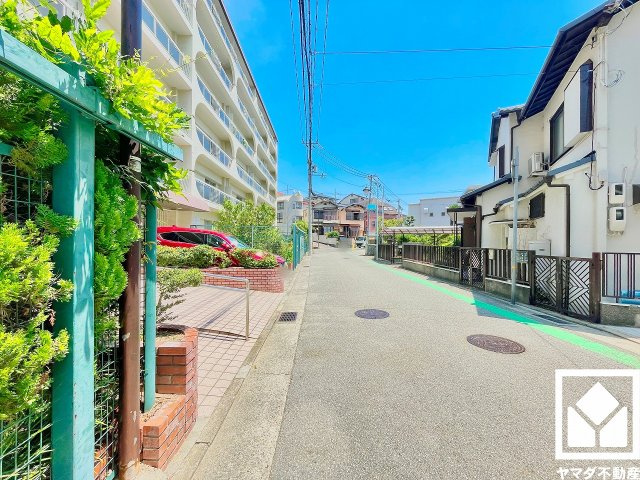 日商岩井甲陽園マンションの周辺|阪急甲陽線「甲陽園」駅まで徒歩2分の立地。夙川駅行きの列車が発車する始発駅のため座席に座りやすく、快適な移動が可能です。毎日の通勤・通学だけでなく、休日のお出かけまで利便性に優れています。