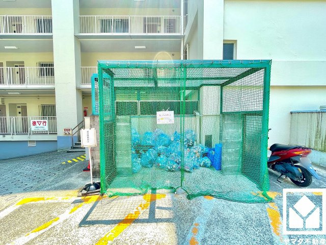 日商岩井甲陽園マンションのその他共用部分|衛生面への配慮もうかがえる、心地よく利用できるごみ置き場です。